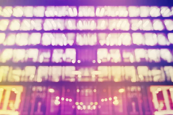 ライトがぼやけて近代建築の抽象的背景. — ストック写真