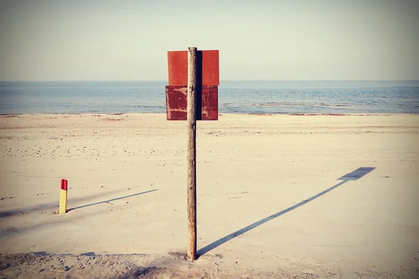 Foto estilo retro de placa de sinal em uma praia . — Fotografia de Stock