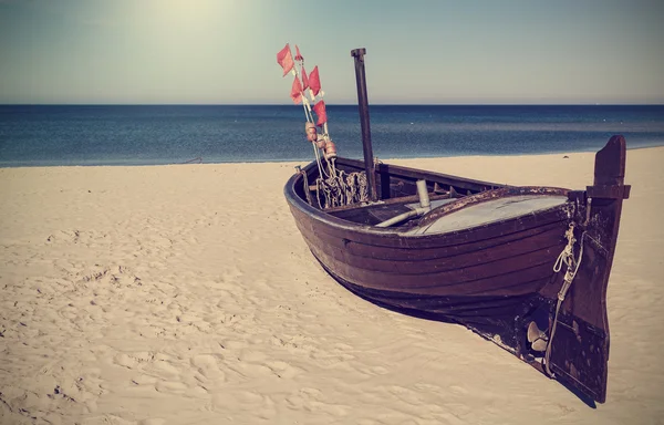 Ретро-тонированное изображение рыбацкой лодки на пляже . — стоковое фото