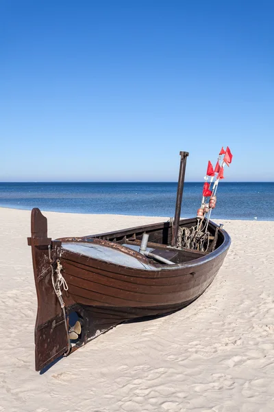 Barco de pesca na praia, espaço para texto . — Fotografia de Stock