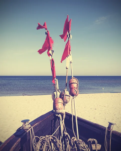 Foto filtrata retrò della barca da pesca sulla spiaggia . — Foto Stock