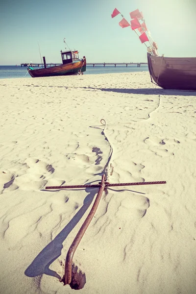 Retro stil bild av ett ankare på stranden. — Stockfoto