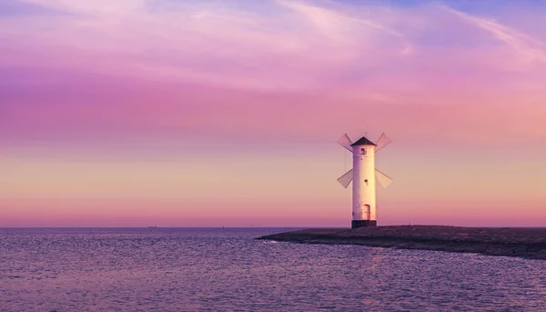 Purpurroter Sonnenaufgang über der Ostseeküste. — Stockfoto