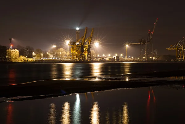 Vista nocturna de un puerto, fondo industrial . — Foto de Stock