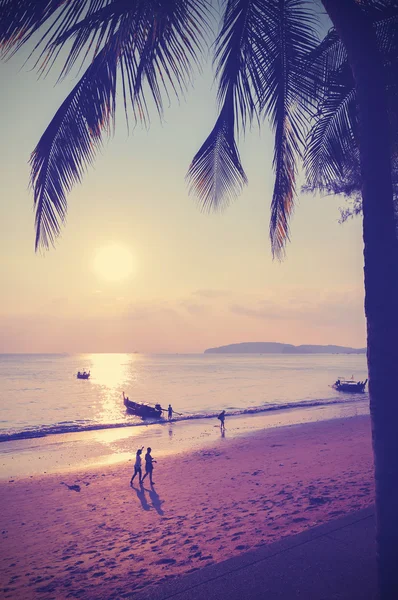 Imagen filtrada de estilo retro instagram de playa al atardecer . — Foto de Stock