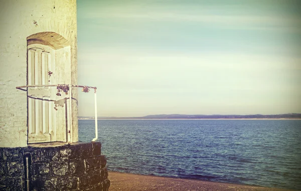 Retro gefiltertes Bild einer Tür zum alten Leuchtturm. — Stockfoto