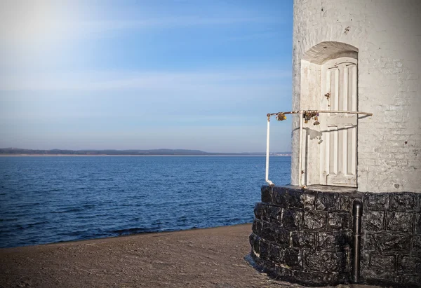 Misteriosa puerta de madera al viejo faro . — Foto de Stock