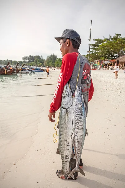 Local fisherman with two big fishes on the beach. — Stock Photo, Image