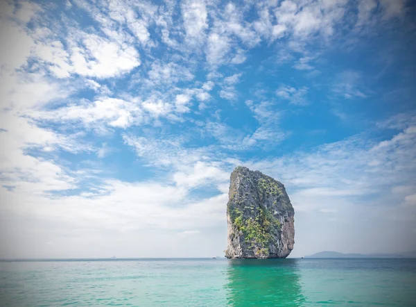 Ilha tropical localizada na província de Krabi, Tailândia . — Fotografia de Stock