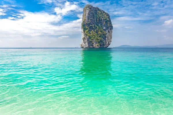Ilha tropical localizada na província de Krabi, Tailândia . — Fotografia de Stock