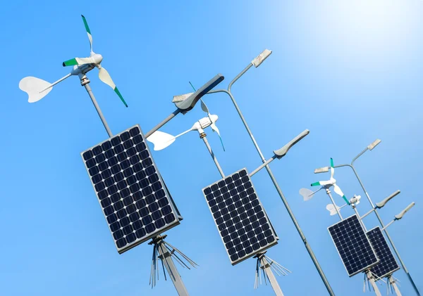 Zelená energie, větrné elektrárny a solární panely. — Stock fotografie