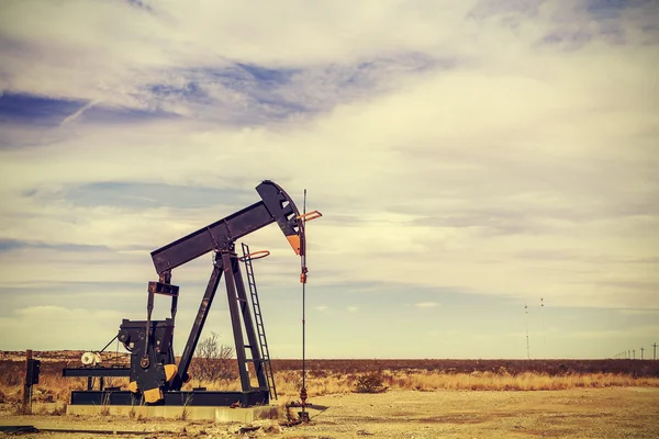 Retro filtrerad bild av olja pump jack, Texas, Usa. — Stockfoto