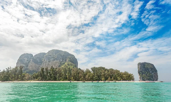 Linda ilha localizada na província de Krabi, Tailândia . — Fotografia de Stock