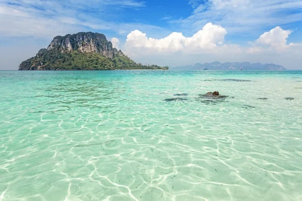 Ilha tropical localizada na província de Krabi, Tailândia . — Fotografia de Stock