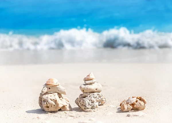 Pirâmides de coral na praia, Zen conceito de spa fundo . — Fotografia de Stock