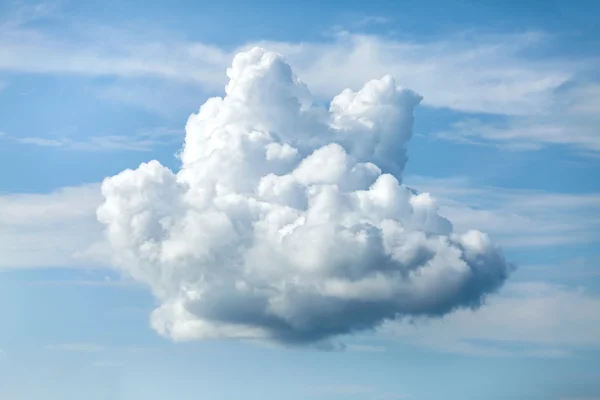 Unusual shaped cloud against the blue sky. — Stock Photo, Image