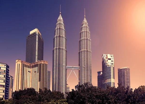 Skyline vintage tonificado de Kuala Lumpur, Malasia . —  Fotos de Stock