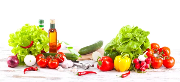 Frisches Gemüse bereit für die Zubereitung von Salat. — Stockfoto