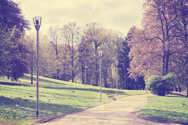 Caminho filtrado vintage em um parque . — Fotografia de Stock
