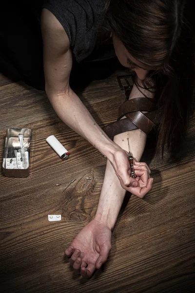 Jeune femme qui s'injecte des drogues . — Photo
