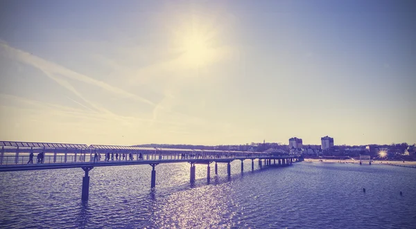 Vintage getönte Seebrücke gegen Sonne. — Stockfoto