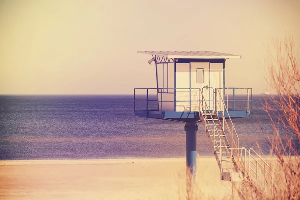 Спасательная башня на пляже. — стоковое фото