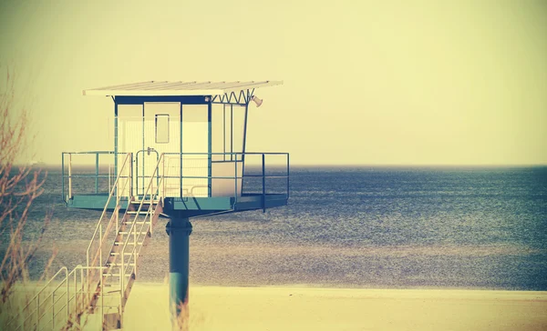 Hengenpelastaja torni rannalla. — kuvapankkivalokuva