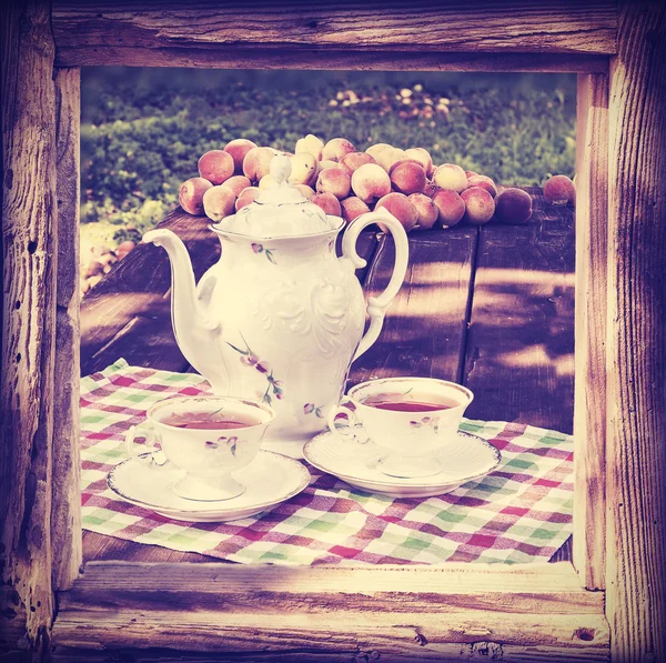 Tee im Vintage-Stil im Garten. — Stockfoto