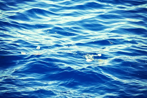 Basura de plástico en agua . — Foto de Stock