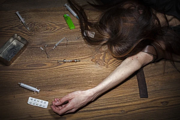 Une jeune femme se fait passer pour une droguée . — Photo