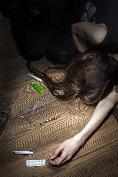 Jeune femme pose comme toxicomane inconscient . — Photo