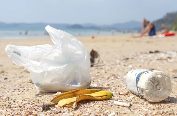 Basura en una playa, imagen del concepto de contaminación de la naturaleza . — Foto de Stock