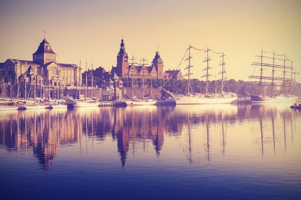 Vintage style sailing ships at sunrise in Szczecin. — Stock Photo, Image