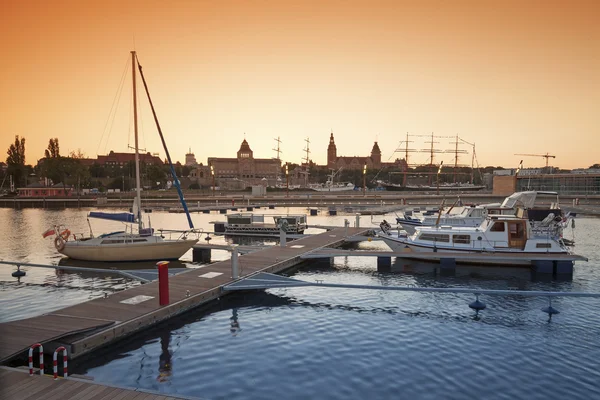 Jachthaven bij zonsondergang. — Stockfoto