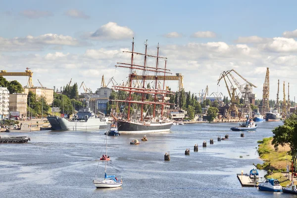 Segelfartyg lämnar hamnen i Szczecin. — Stockfoto