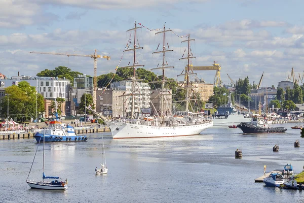 Żaglowce opuszczeniu portu w Szczecinie. — Zdjęcie stockowe