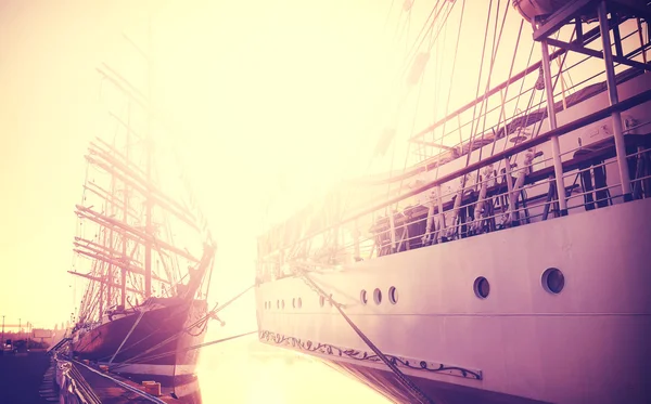 Винтажные тонированные парусные лодки на фоне восхода солнца . — стоковое фото