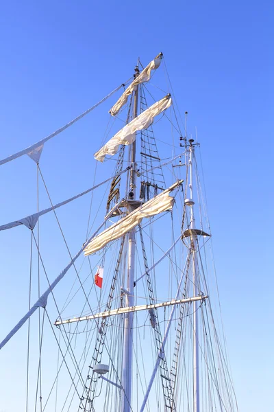 Yelken gemi direği karşı açık mavi bir gökyüzü. — Stok fotoğraf