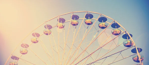 Vintage gefilterde afbeelding van een carrousel bij zonsondergang. — Stockfoto