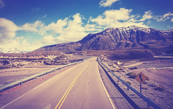 Imagem tonificada vintage de uma estrada, Argentina . — Fotografia de Stock