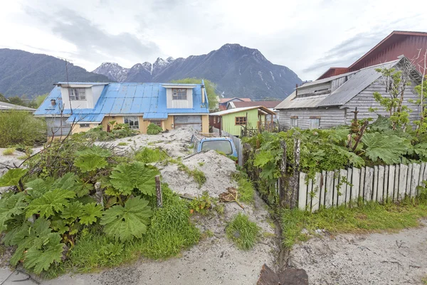 Homestead onder vulkanische as. — Stockfoto