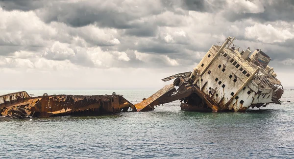 Il naufragio affondato sulla scogliera . — Foto Stock