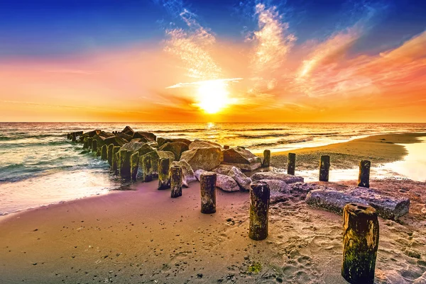 Pôr do sol colorido em uma praia . — Fotografia de Stock