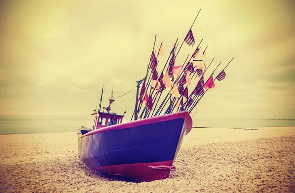 Foto de estilo instagram retro de barco de pesca en una playa . — Foto de Stock
