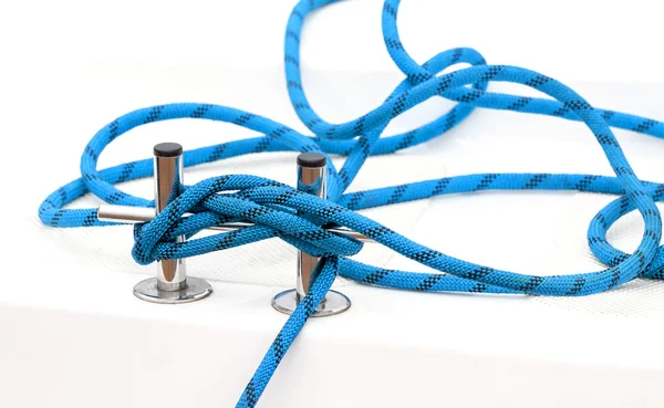 Borne de bateau avec corde emmêlée bleue sur un pont . — Photo