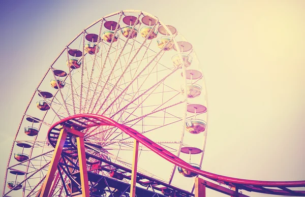 Vintage stylized picture of ferris wheel at sunest. — Stockfoto