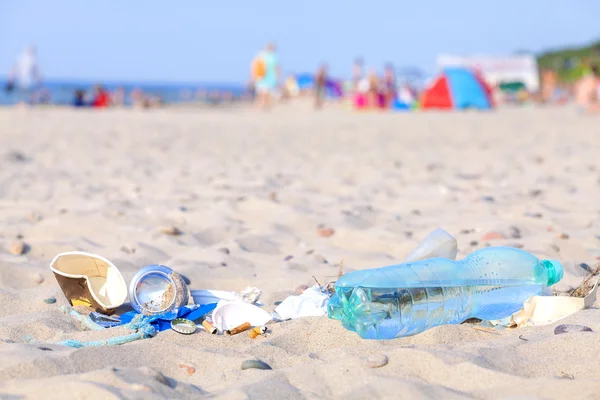 Garbage on a beach left by tourist at sunset. — Stock Photo, Image