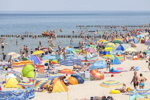 Praia lotada em Dziwnowek, um dos locais de verão mais visitados — Fotografia de Stock