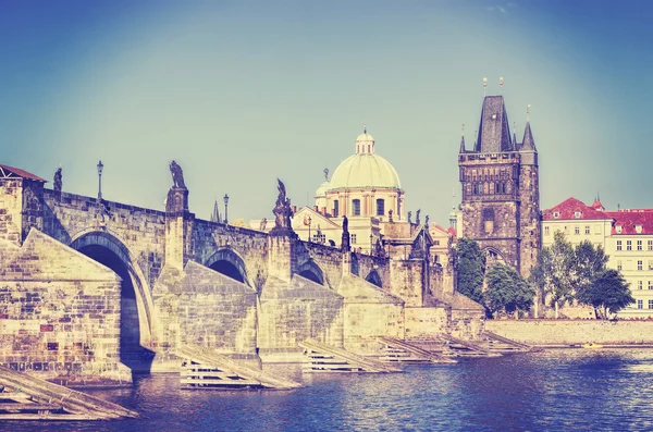Instagramme rétro stylisé de Prague, pont Charles et V — Photo