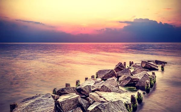 Pôr-do-sol roxo sobre a praia, paisagem pacífica do mar . — Fotografia de Stock